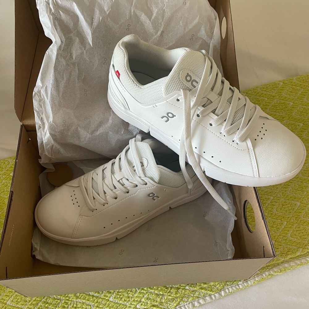 On Womens “The roger Advantage” size 8